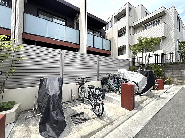 整理された屋内駐輪場を設置し、自転車の出し入れもスムーズ。住まう方の利便性に配慮された、管理体制の良さがうかがえる共用設備です。