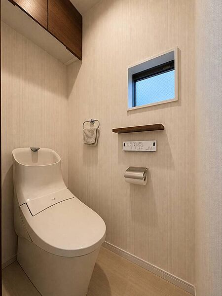 窓付きで明るく爽やかなトイレは、収納スペースも備えた使い勝手の良い空間。トイレットペーパーや日用品をすっきり整理でき、来客時にも生活感を抑えて、いつでもきれいに保てるのが嬉しいポイントです。