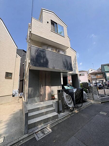 光と風溢れる至極の邸です。周囲には緑が多く、四季折々の風情を感じられるエリア。公園も徒歩圏内で、ファミリー世帯にも人気のエリアです。