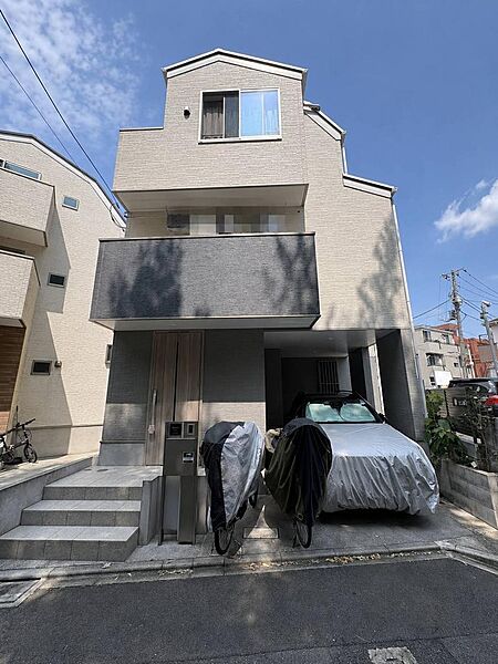 落合南長崎駅徒歩10分。都心の利便性と穏やかな住環境が調和する立地に佇む戸建。毎日の暮らしに心地よいゆとりをもたらします。