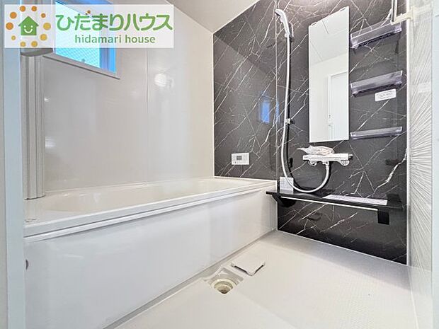 清潔感のある浴室は自分一人のリラックス空間を演出してくれます。　もちろんお子様と一緒でも十分な広さがあり快適です(^^♪