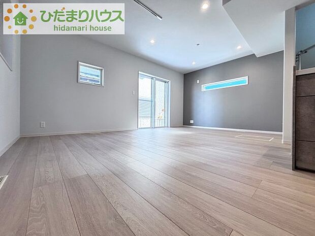 明るい色の床なのでどんな家具にもマッチします☆彡　リビングイン階段なのでコミュニケーションもとりやすい！