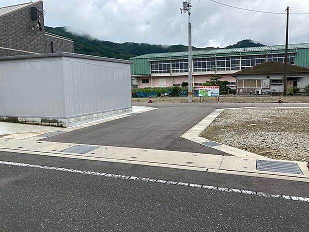 町道より南を見る。斗賀野小学校の体育館が見えます。