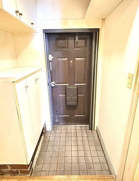 【玄関】開放感溢れる玄関となっております。たっぷり入るシューズクロークがあります。