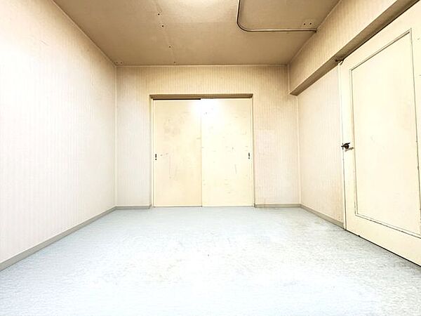【洋室約6.1帖】書斎や寝室など様々な用途で使用可能なお部屋です。