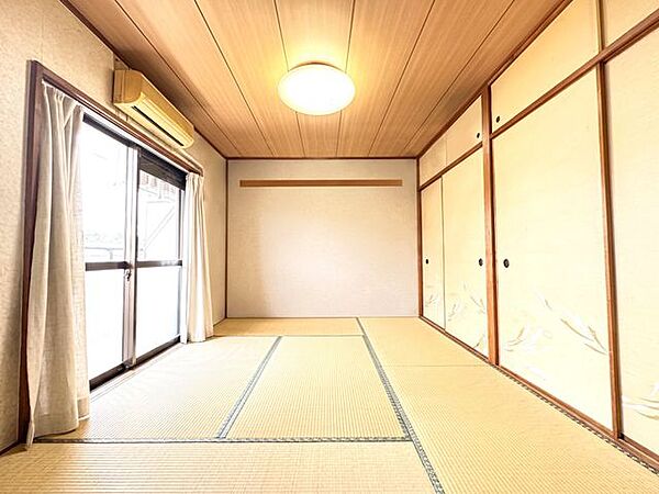 【和室約6.0帖】大きな窓から日差しが差し込みますので、明るいお部屋になっております。