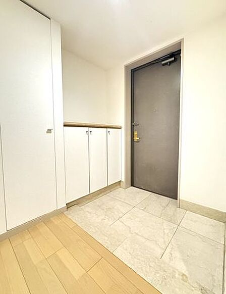 【玄関】心地よく迎えて頂ける様に開放感溢れる空間となっております。