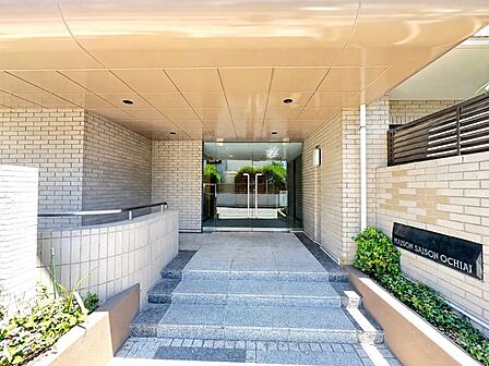 【エントランス】玄関アプローチは毎日使うため大事な空間です。