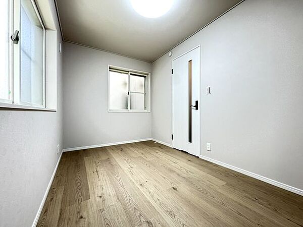 【1階洋室約5.0帖】1階ですが隣地と距離があるため、明るいお部屋になっています。