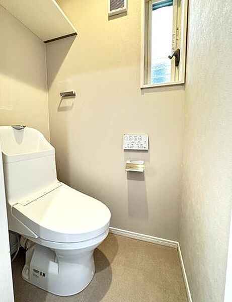 【3階トイレ】シンプルなデザインのトイレです。温水洗浄便座が付いています。