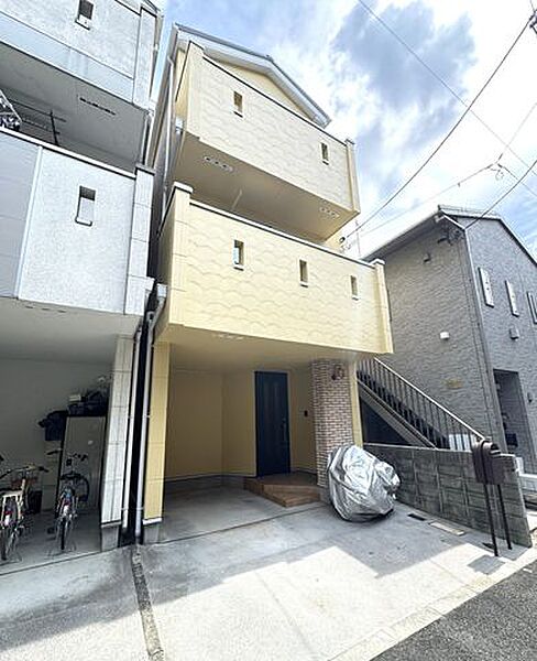 日々の利便性と教育環境が揃う新しく生まれ変わった戸建です。