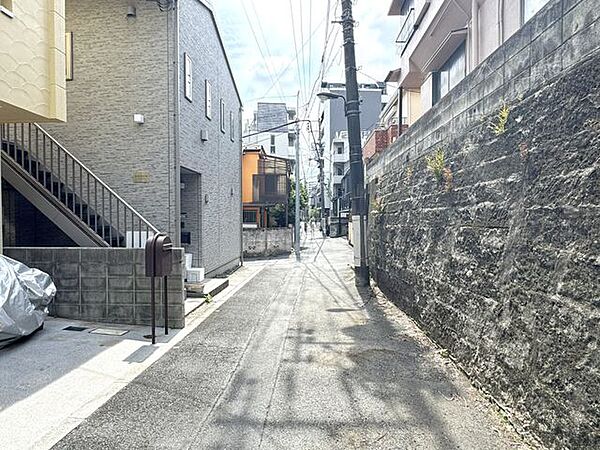 【前面道路】車の通りはほとんどありませんので、駐車は苦労しません。
