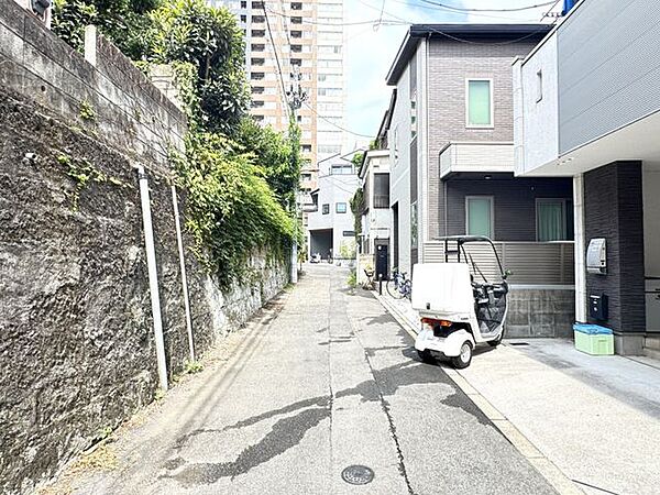 【前面道路】車の通りはほとんどありません。
