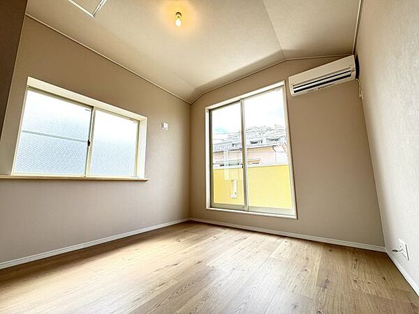 【3階洋室約6.4帖】天井高が2.9ｍあるため、とても広々としているお部屋です。