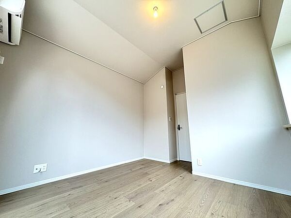 【3階洋室約6.4帖】ベッドルームでもお子様の勉強スペースでも、様々な使い方ができます。