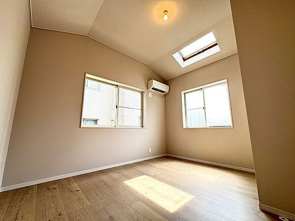 【3階洋室約6.4帖】天井高が2.9ｍあるため、とても広々としているお部屋です。