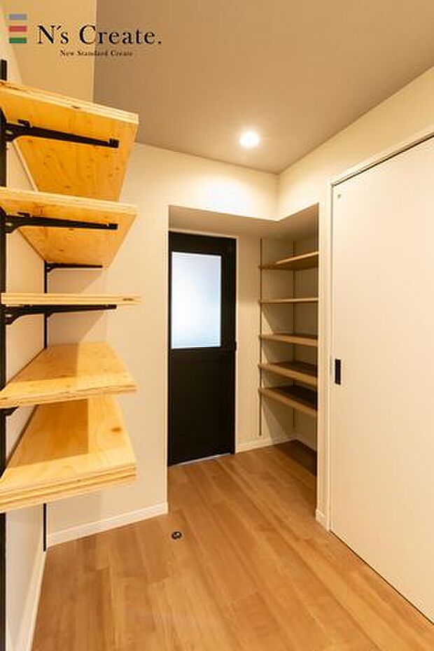 【収納】可動棚の玄関収納は、お好みで高さや棚の数を変えることができます
