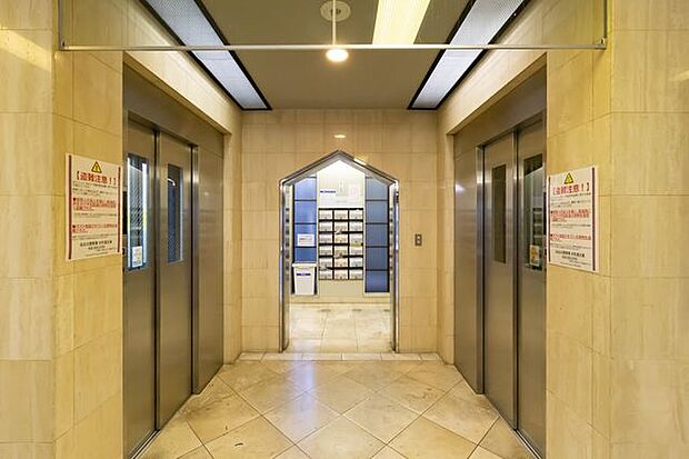 【エレベーター】上がり下がりのスピードの速いエレベーターが2基あるため、混み合う朝や夕方の時間帯もストレスなく出入りができます