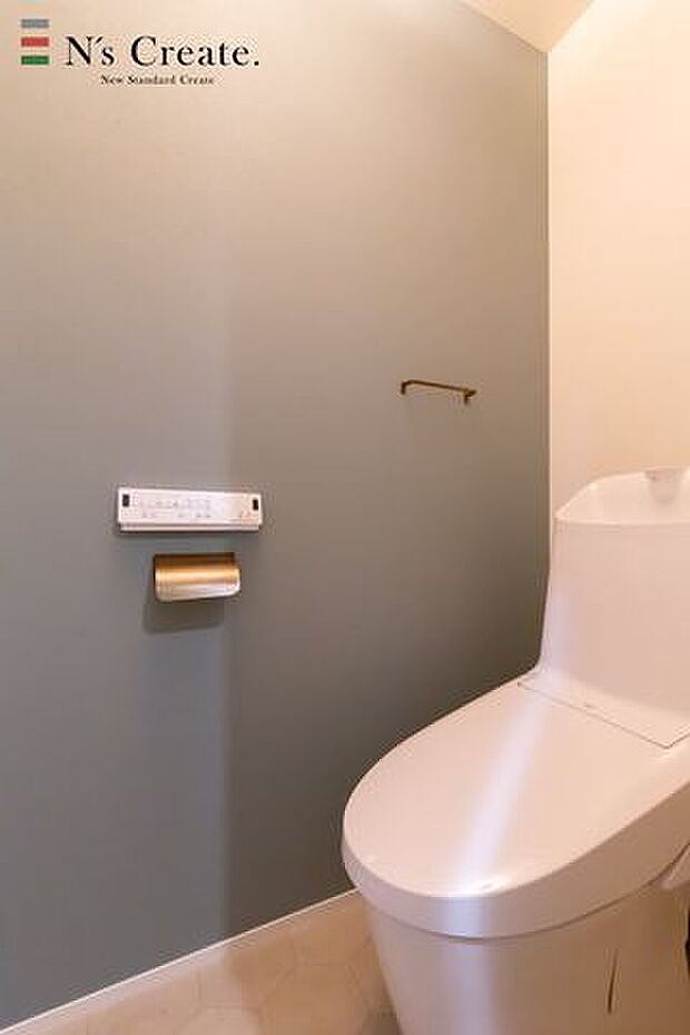 【トレイ】真鍮のアクセサリがポイントの清潔感のあるトイレ。節水機能付きで環境にも配慮◎