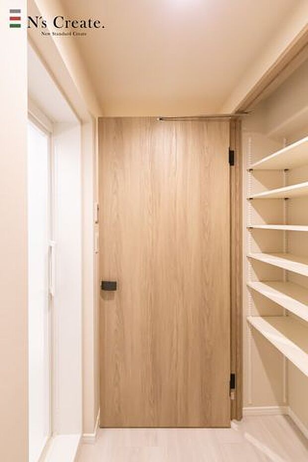【室内】脱衣所を兼ねた廊下。扉は玄関からの寒さを防ぐだけでなく、入浴時の目隠しとして使用可能◎