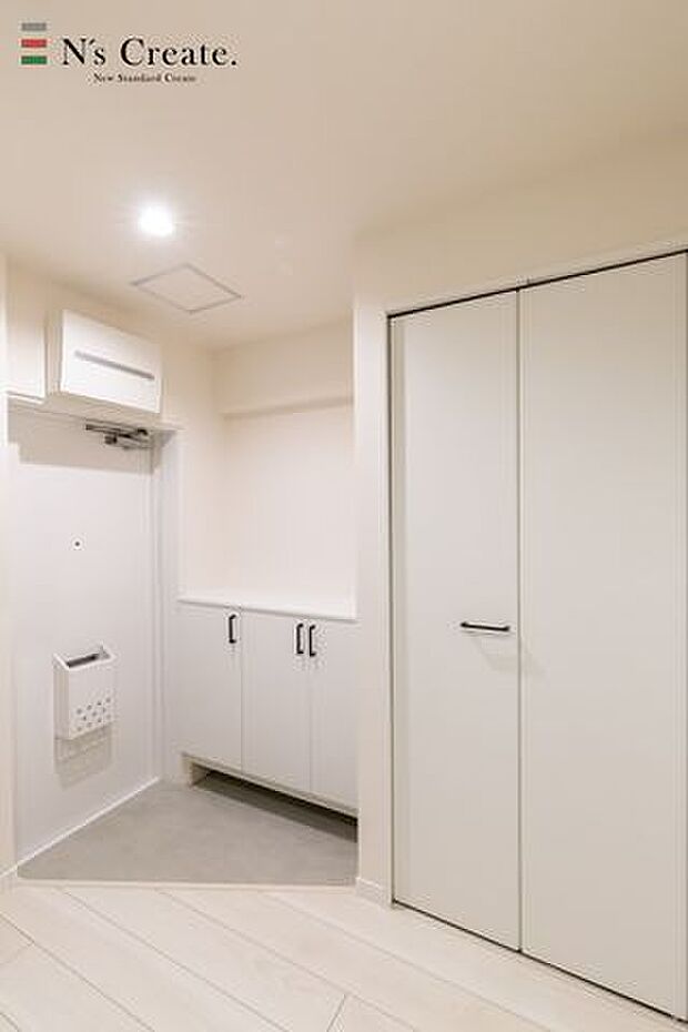 【玄関】白を基調とした清潔感のある玄関は、シューズボックスにクローゼットと収納が充実◎