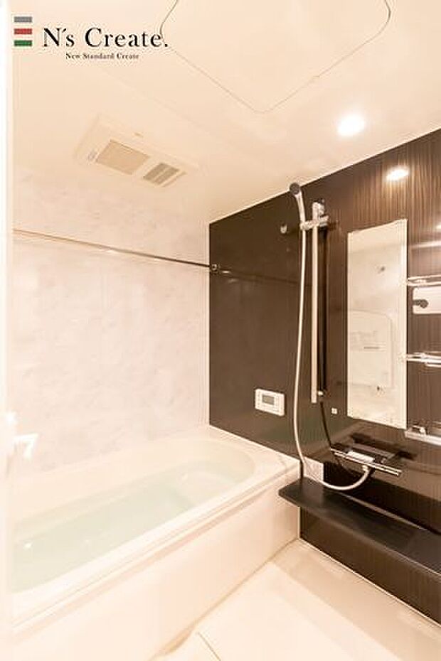 【浴室】1坪サイズのお風呂の広さは戸建並み！浴室乾燥暖房機付きで雨の日の洗濯物干しも安心です