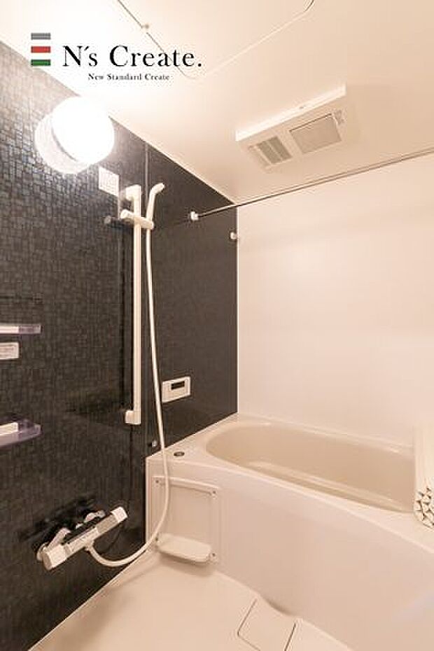 【バス】シンプルなデザインの浴室。心地よい香りやリラックスできる音楽で日々の疲れをリフレッシュ。