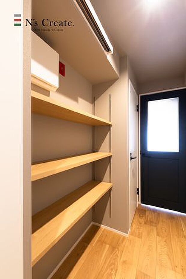 【廊下収納棚】棚の数や高さを変えられる可動棚は、住む人に合わせてカスタマイズできて便利◎