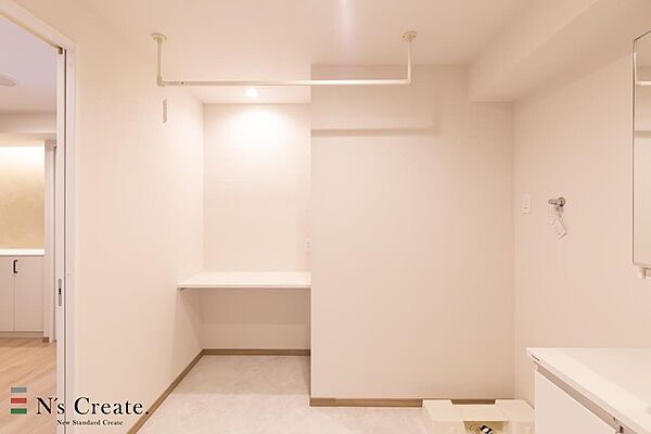 洗濯干しまで完結できる洗面所。洗濯物を畳めるカウンター付き