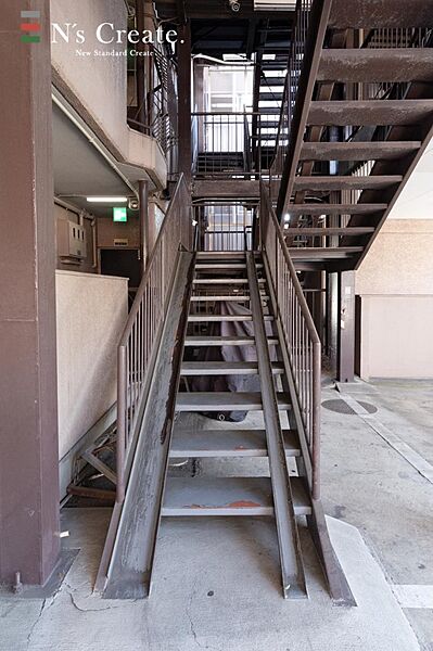 駐車場の階段を上がると屋根付きの駐輪場があります