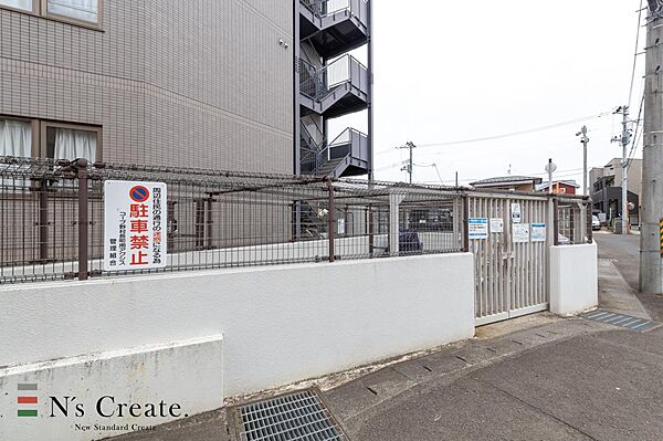 ゴミ置き場は建物の東側にあります