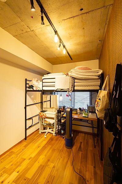 お部屋の一面は有孔ボードとなっており、収納やインテリアに最適