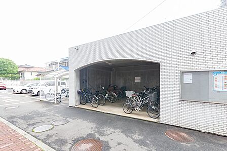 雨の日も安心な屋根付き駐輪場