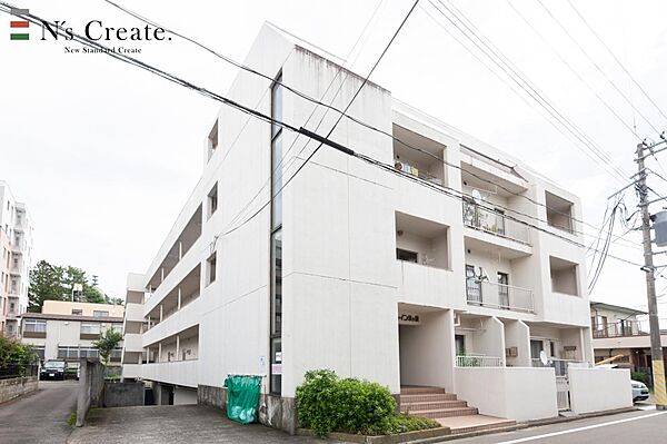 エントランス向かって左側を下ると駐車場・駐輪場があります