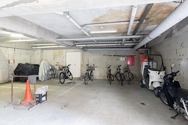 駐輪場は駐車場に隣接しています
