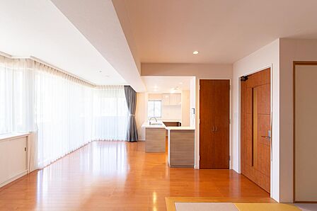 南西角部屋で明るいLDK