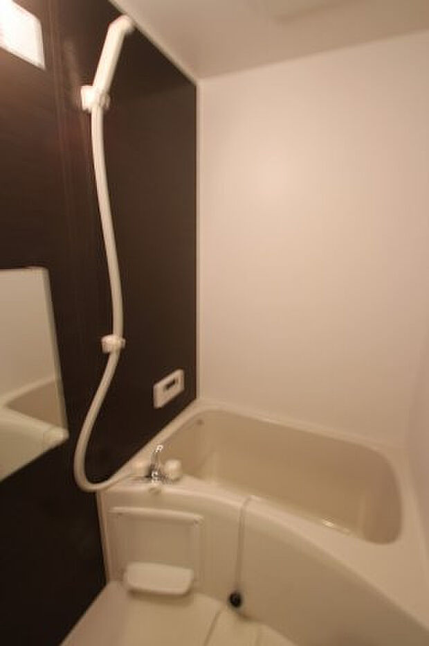 1階の浴室です。コンパクトながら清潔感があり、快適にお使いいただけます。