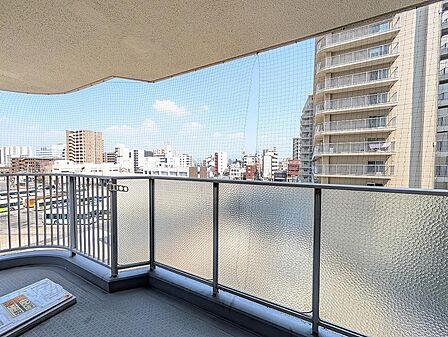 陽当り・通風に優れた南向きのバルコニーです。前面は遮るものがなく開放的な眺望が広がり、洗濯物も気持ちよく乾きます。安心感のある手すり壁と物干し金物も備わり、快適にお使いいただけます。