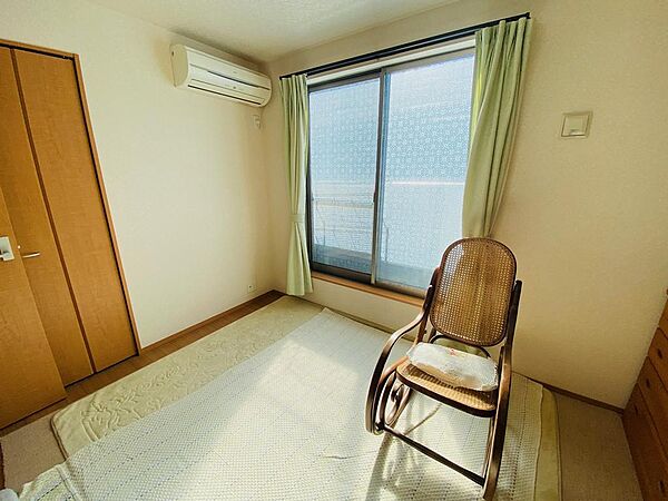 2階洋室約6帖(中部屋)