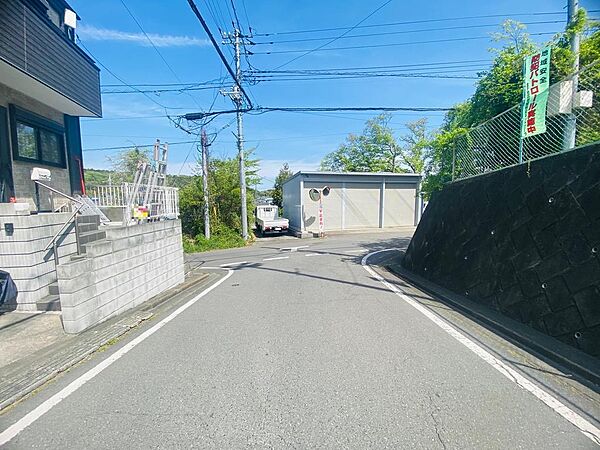 東側前面道路