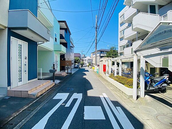 西側前面道路