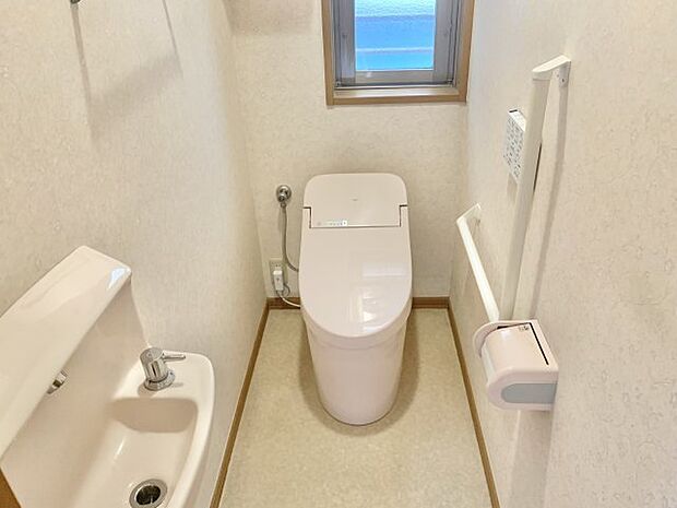 2階のトイレです。タンクレスのトイレですっきりです。手洗いもあります。