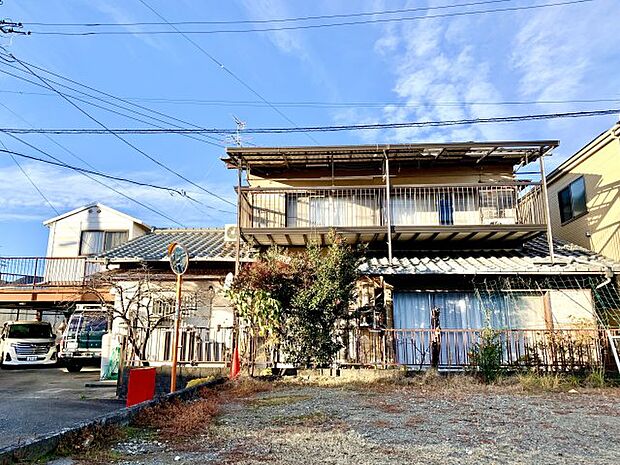 広い土地に佇む立派な日本家屋です