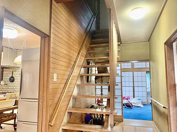 階段は日本家屋の趣のある立派な階段です。