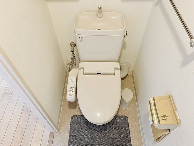 シンプルで使いやすい温水洗浄付きのトイレです。