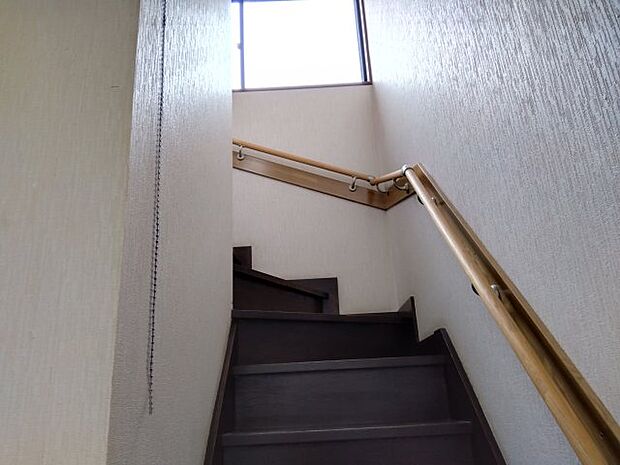 安全に配慮したかね折れ階段です。階段には手摺があり安心です。上部に窓があるので明るくなっています。
