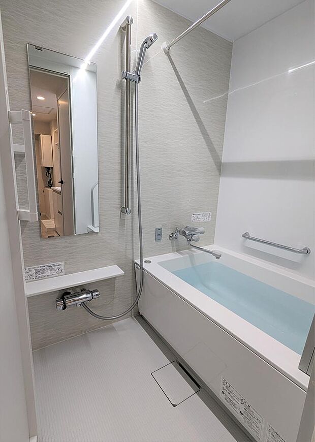 室内（2024年2月）撮影　W水流シャワー付きの浴室。
