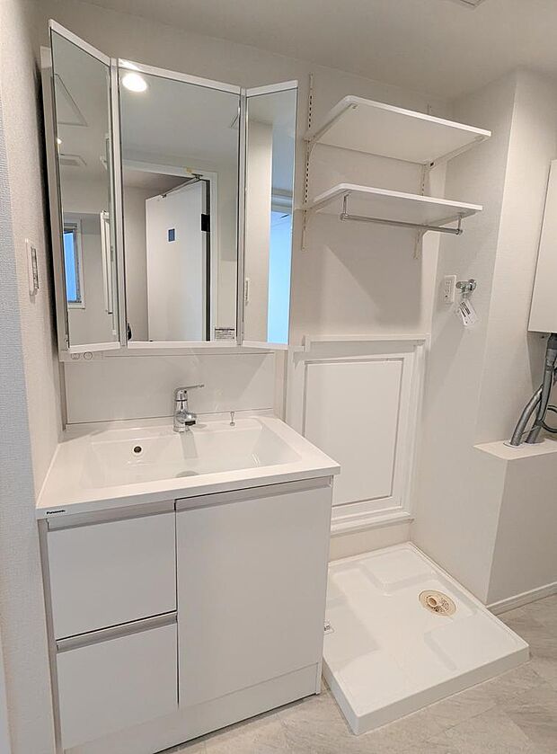 室内（2024年2月）撮影　使い勝手のいい可動式棚のある洗面室。