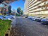 駐車場：平面駐車場なので車種や車の大きさに左右されず、出し入れしやすいです。