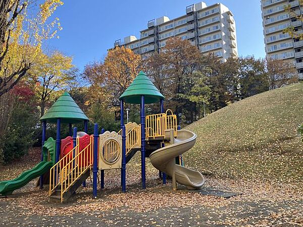 マンションの敷地内に子供が遊べる遊具があります。